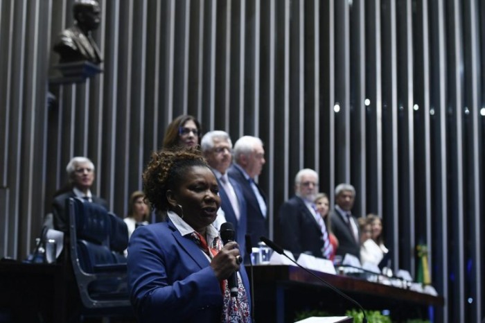 A ministra da Cultura, Margareth Menezes, cantou o hino da Bahia - (Foto: Edilson Rodrigues/Agência Senado)