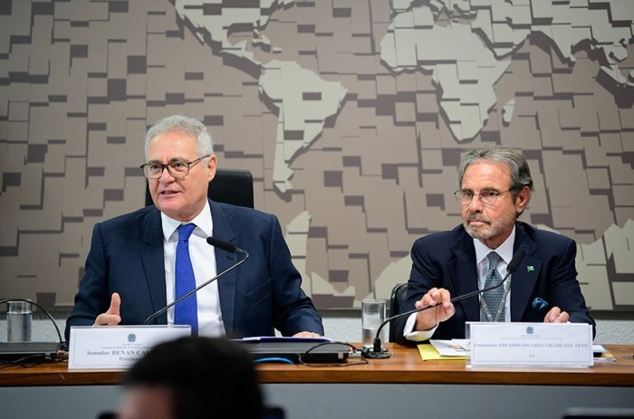 Renan Calheiros, presidente da Comissão de Relações Exteriores, ao lado de Gradilone - Foto: Pedro França/Agência Senado