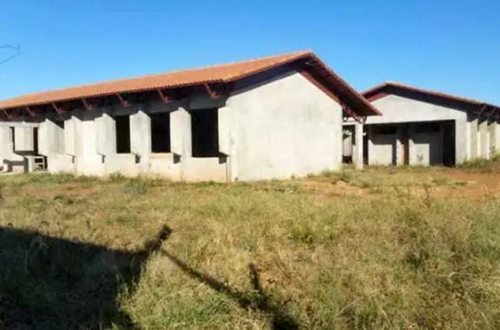 Obra parada em Campo Grande; MP 1.174 libera R$ 4 bilhões para conclusão de 3,5 mil escolas e creches até 2026 - Foto: Direto das Ruas