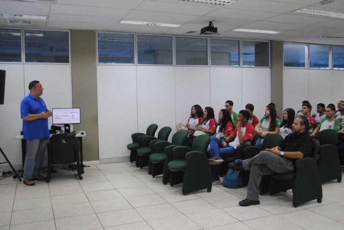 Estudantes de escola estadual de Vila Velha fazem visita técnica ao Prodest