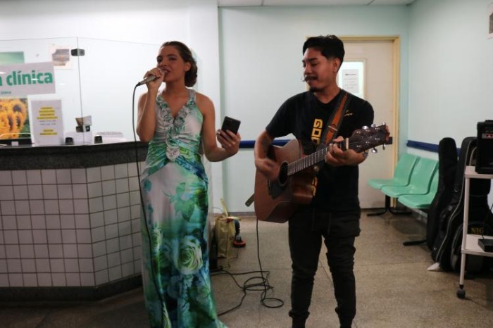 Miss Rondônia realiza visita e canta para pacientes da FCecon