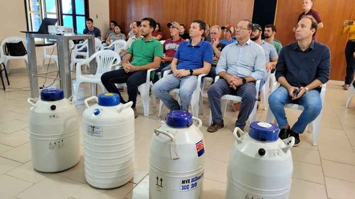 Governo entrega 2.604 doses de sêmen para melhorar potencial genético do rebanho bovino leiteiro no Estado