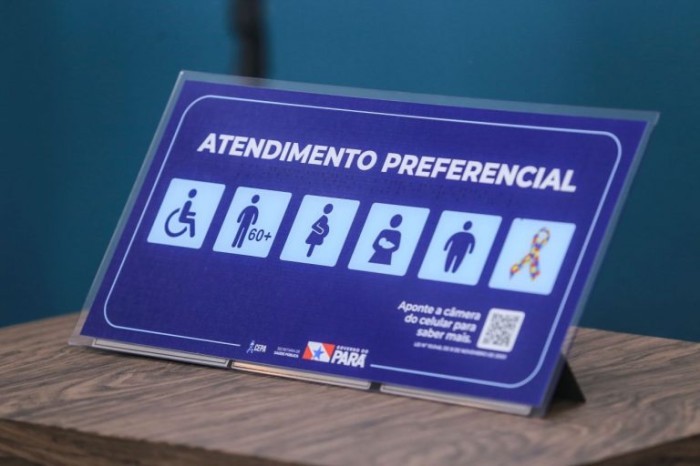 Placa identificando pessoas que têm direito ao atendimento prioritário - (Foto: Jader Paes/Ag. Pará)