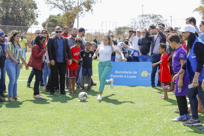 População da Estrutural recebe campo de grama sintética renovado