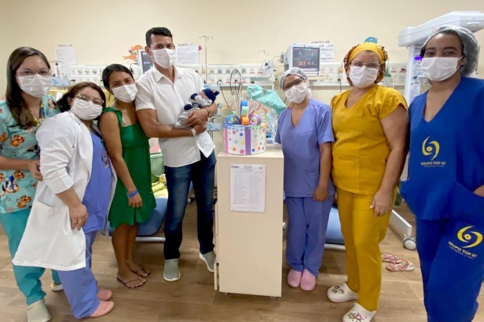 No Hospital Abelardo Santos, bebê ganha festa de mesversário na alta médica da UTI 