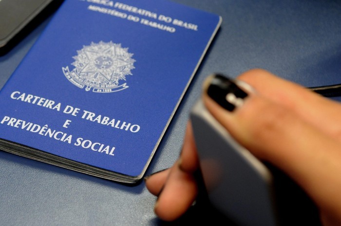 Sexta-feira tem 72 vagas de emprego com salários acima de R$ 2 mil