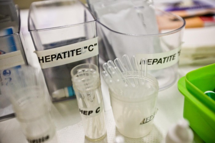 Pacientes enfrentam hepatite e fazem tratamento na rede pública do DF