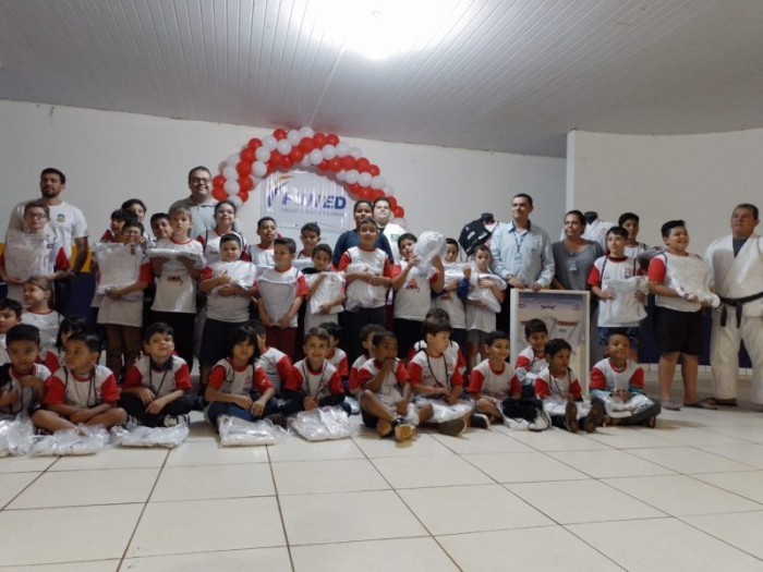 Prefeito Alan Guedes participa da entrega dos uniformes do projeto Judô em Ação Fase 3