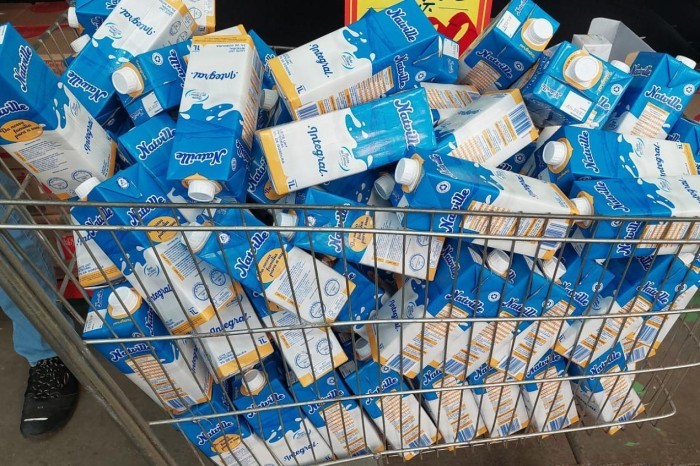 Procon recolhe 1,2 mil litros de leite contaminado no Distrito Federal