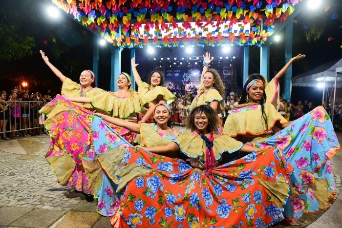- Em São Luís, apresentação da Companhia Encantar na Praça da Fé (Foto: Gilson Ferreira).
