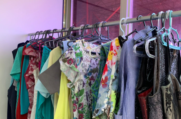 “Cabide Solidário” no HRMS é espaço para doação de roupas a acompanhantes do interior