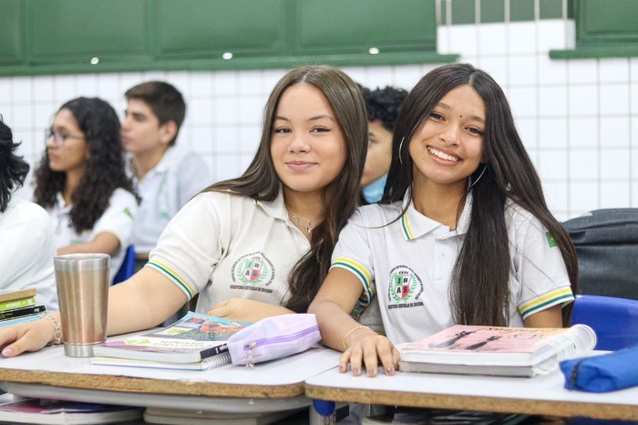 Mais de 200 mil alunos da rede estadual retornaram às salas de aula nesta terça (1º)