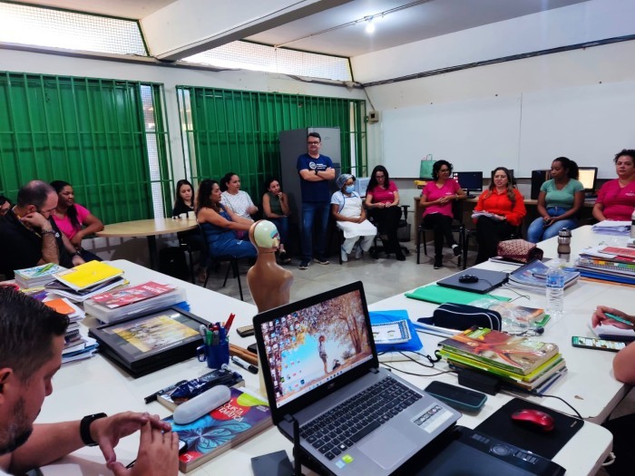 Secretária da Educação de Palmas visita escolas e se reúne com equipe de educadores