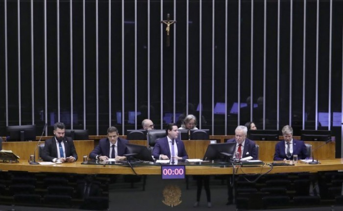 Rodrigo Valadares (C) presidiu a sessão solene no Plenário da Câmara - (Foto: Bruno Spada / Câmara dos Deputados)