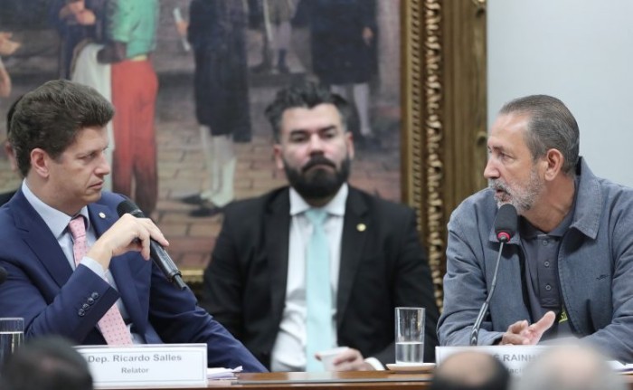 Ricardo Salles (E) questiona José Rainha (D) na reunião da CPI - (Foto: Bruno Spada/Câmara dos Deputados)