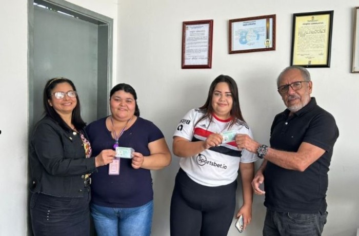 Detran entrega das primeiras habilitações do programa CNH MS Social em Dourados