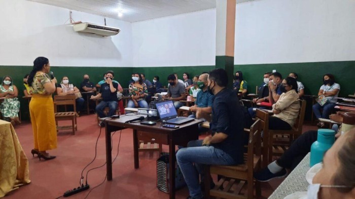 Com apoio do Governo do AM, pesquisa analisa uso de tecnologias na formação de professores da EJA 
