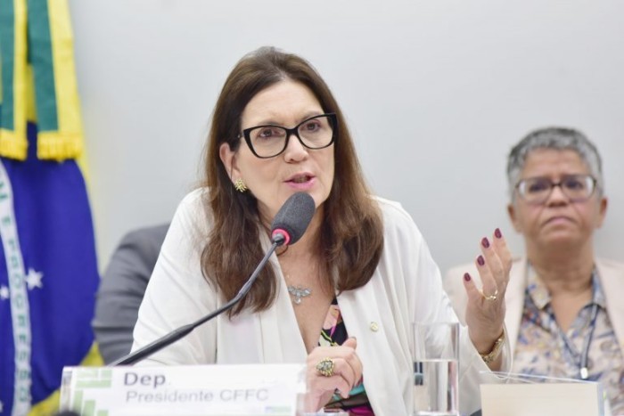 Bia Kicis, presidente da comissão, questiona a compra de medicamentos sem registro - (Foto: Zeca Ribeiro / Câmara dos Deputados)