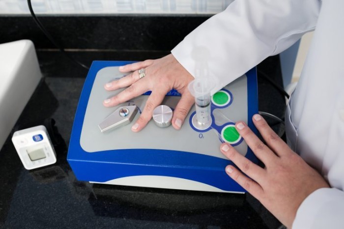 Técnica envolve aplicação de oxigênio e ozônio na pele ou no sangue para conter infecções - (Foto: Igor Alecsander/GettyImages)