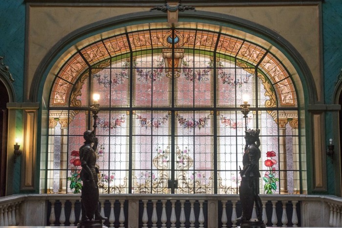 Vitral centenário do Palácio Cruz e Sousa passa por processo de restauro