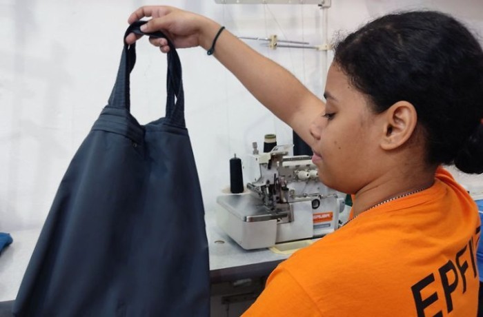Customização de doações da Receita Federal é alternativa de profissionalização e assistência a detentas da capital