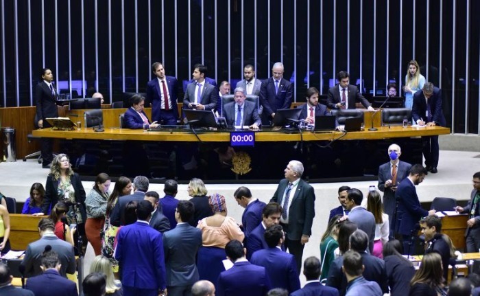 Deputados analisam propostas em Plenário - (Foto: Zeca Ribeiro/Câmara dos Deputados)