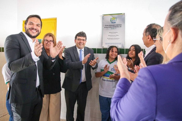 Com investimento de mais de R$ 4 milhões, Governo do Piauí entrega reforma de 2 escolas na zona Sudeste de Teresina