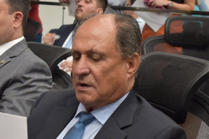 Zé Teixeira homenageia advogados atuantes com medalha do mérito