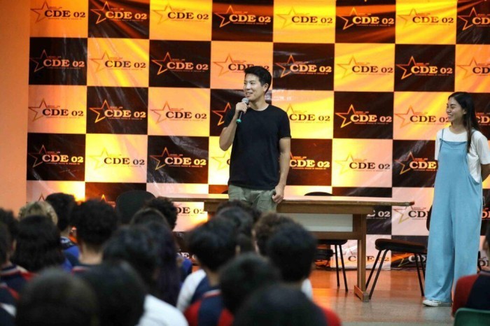 Escola Djalma Batista recebe visita de digital influencer japonês para bate-papo alunos