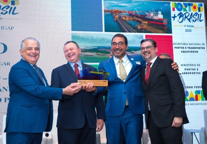 - O ministro dos Portos e Aerportos, Márcio França; o governador Carlos Brandão; o presidente da EMAP, Gilberto Lins; e o secretário Nacional de Portos, Fabrizio Pierdomenico (Foto: Gilson Teixeira)