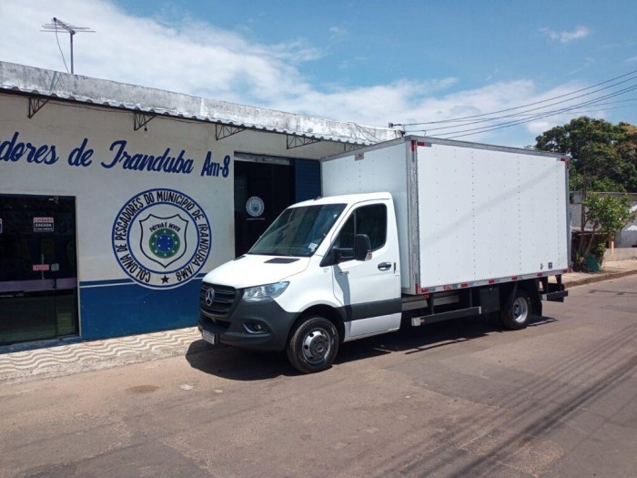 Governo do Amazonas repassa caminhão-baú para colônia de pescadores de Iranduba