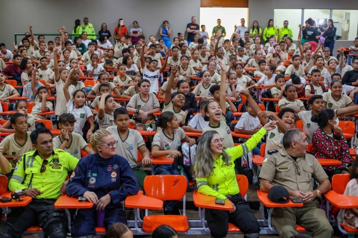 Mais de trezentos alunos assistiram ao espetáculo O auto da Vida no Trânsito na ETI Caroline Campelo