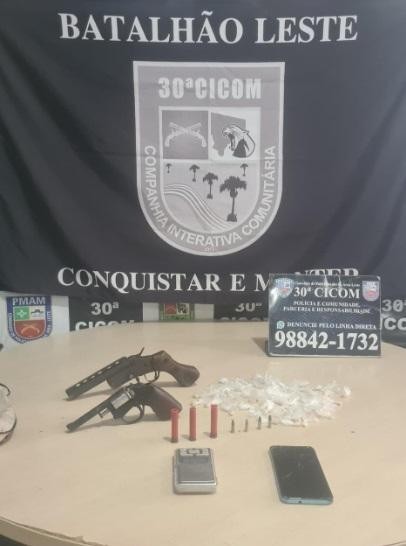 PMAM detém dupla por tráfico de drogas e porte ilegal de arma de fogo