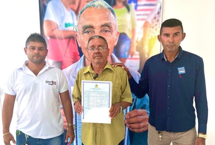 - O agricultor Abraão Alves com o sonhado título de terra em mãos (Foto: Divulgação)