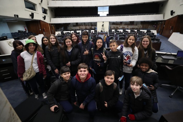 Alunos do Colégio Estadual Maria Montessori visitam a Assembleia Legislativa