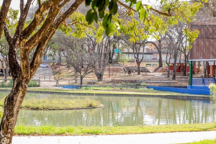 Programa Adote uma Praça recupera quadras de esporte em Brazlândia