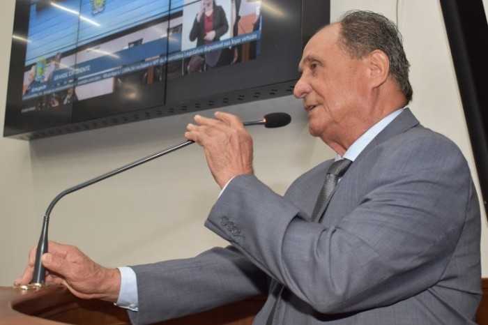 Zé Teixeira solicita aparelho de raio-x para Angélica