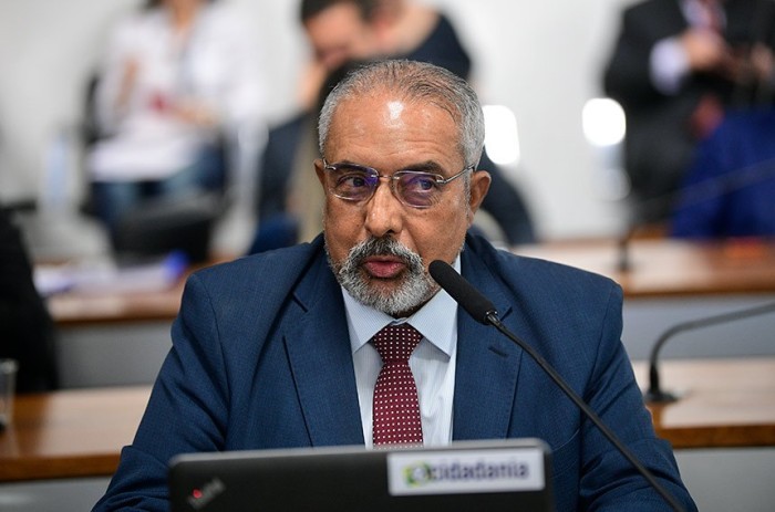 O relator, Paulo Paim, incluiu os refugiados na homenagem que inicialmente seria apenas para migrantes - Foto: Pedro França/Agência Senado