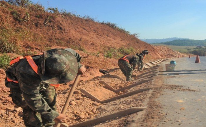 Militares do exército trabalham na segunda fase da obra da BR 163, no Pará - (Foto: Ministério da Defesa)