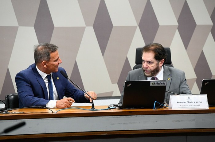 Bittar e Plínio, para quem as ONGs operam da mesma forma que o MST - Foto: Marcos Oliveira/Agência Senado