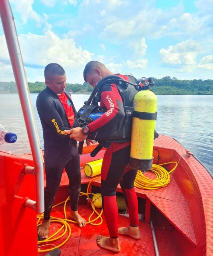 Em Iranduba, mergulhadores do Corpo de Bombeiros localizam e resgatam corpo de homem que caiu no rio