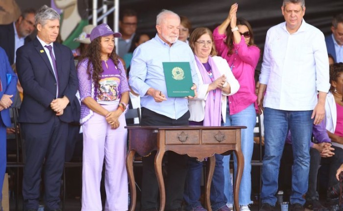 Lula assina decretos para atender trabalhadoras rurais - (Foto: Vinicius Loures/Câmara dos Deputados)