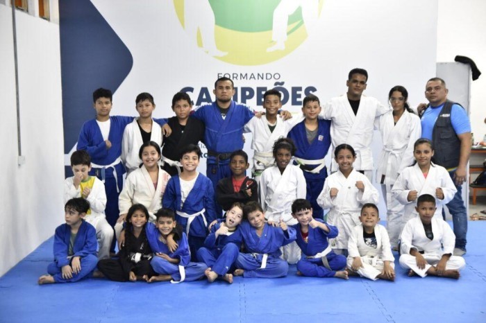 Projeto Formando Campeões: Aulas de lutas contribuem para disciplina, concentração e respeito dos alunos