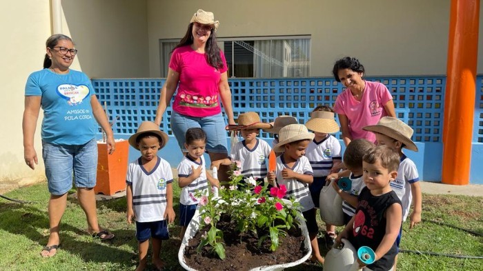 Cmei Matheus Henrique desenvolve o projeto 'A vida além das telas: descobertas no jardim’