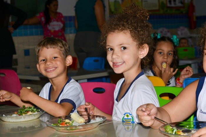 Nutricionista da Semed orienta alunos da rede municipal sobre alimentação em dias mais quentes