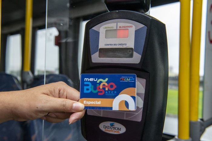 Idosos com mais de 65 anos e aposentados têm direito ao transporte público gratuito na Capital