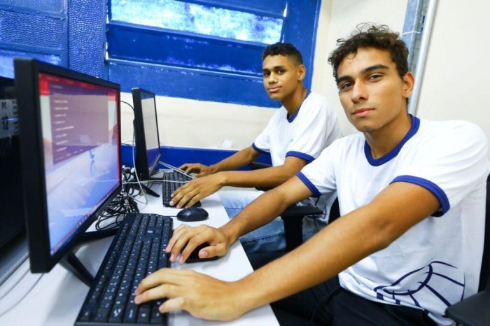 ‘Da Escola para o Trabalho’: Projeto transforma rotina de alunos da rede pública de ensino do Amazonas