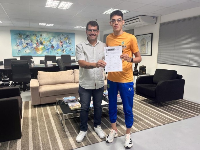 Sesporte entrega passagens para atleta de Karatê representar a seleção brasileira no Chile