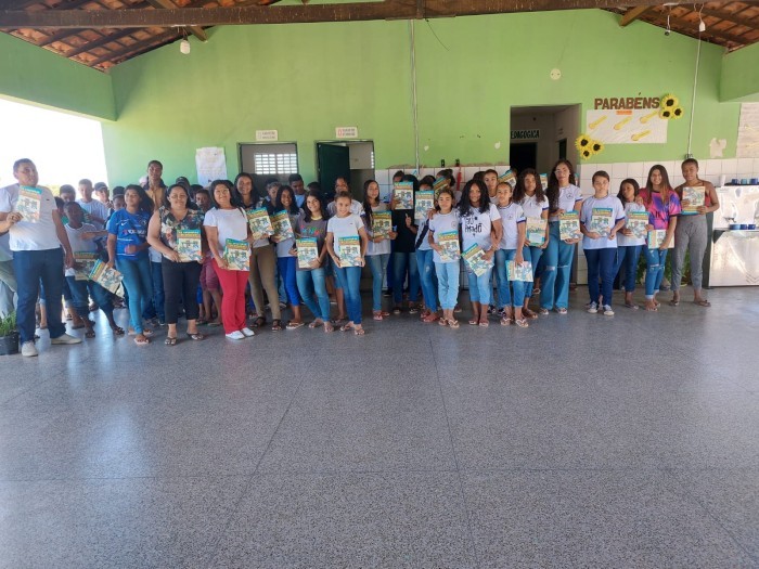 Mais de 5 mil livros paradidáticos sobre o semiárido brasileiro são distribuídos aos estudantes piauienses