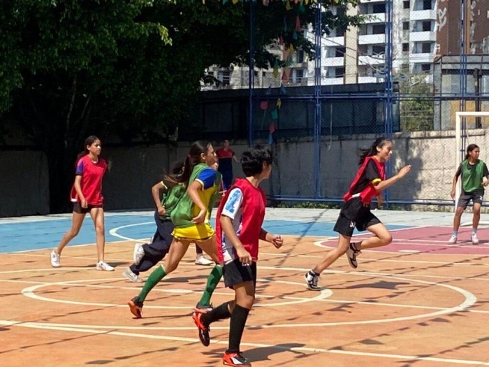 Alunas participam de torneio de futebol em alusão a Copa do Mundo Feminina